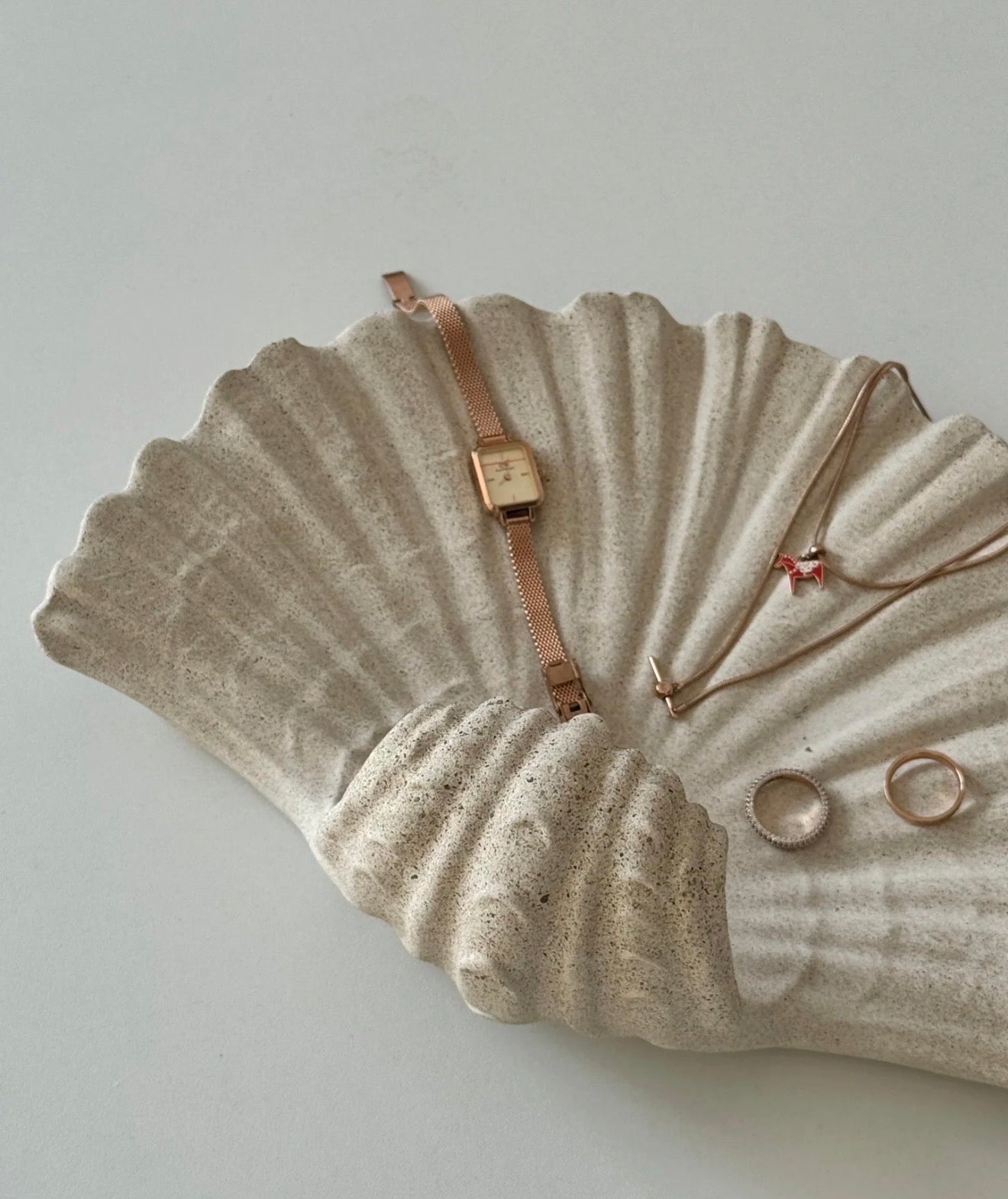 Natural Sandstone Shell Candle Holder Wall Sconce – Handcrafted Seashell Sculpture Art Decor, Coastal Boho Wall Hanging Candle Lamp for Home Interior