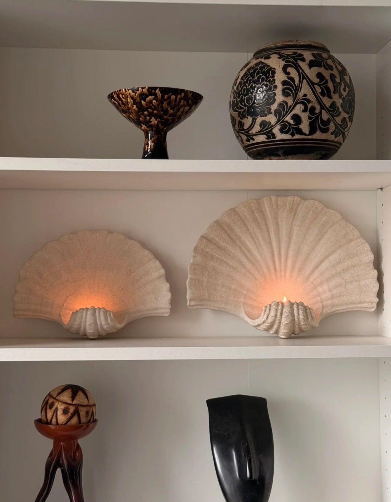 Natural Sandstone Shell Candle Holder Wall Sconce – Handcrafted Seashell Sculpture Art Decor, Coastal Boho Wall Hanging Candle Lamp for Home Interior